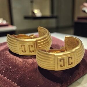 GIVENCHY Vintage Clip On Earrings ✨🤩